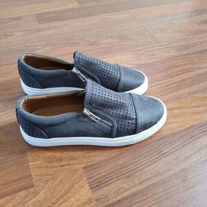 Report Alexa Casual SlipnOn Sneakers Size 7 Wide Grey New